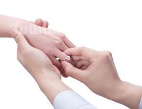 戒指戴中指是什么意思 戒指戴中指代表什么含义(戒指戴在中指)