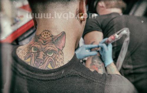 纹身后可以洗澡吗(纹身几天可以洗澡)