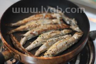 多春鱼怎么清洗,怎么去除内脏和鳃 尽量说的详细点。(多春鱼要去内脏吗)