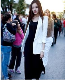 黑色长裙怎么搭配比较特别 (长裙搭配图片)
