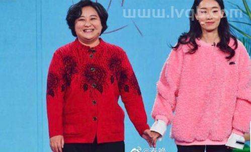 如何评价春晚上张小斐的衣品 你有被种草吗 (张小斐图片)