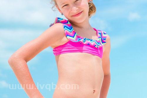 穿泳衣里面还要穿内衣内裤吗 (穿泳衣要穿内衣吗)