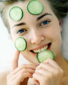 用黄瓜做面膜对皮肤有什么好处 (黄瓜敷脸有什么功效)