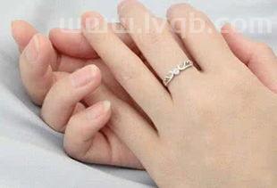 戒指带中指什么意思,戒指戴中指是什么意思?戒指戴中指代表什么含义