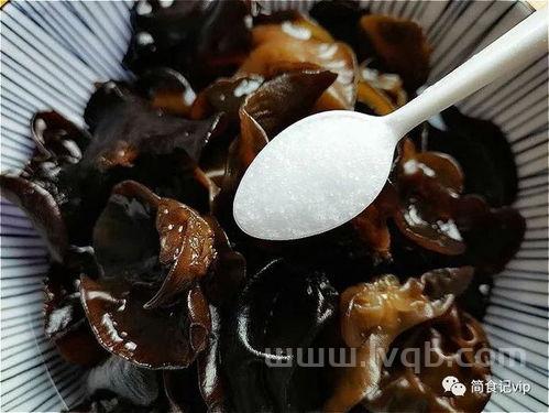 木耳焯水多长时间拌木耳时要用开水焯一下,焯多长时间比较合适