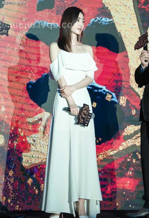 关于王丽坤性感的信息,王丽坤真会穿,身穿一件白色吊带连衣裙,高级时髦有气质吗?