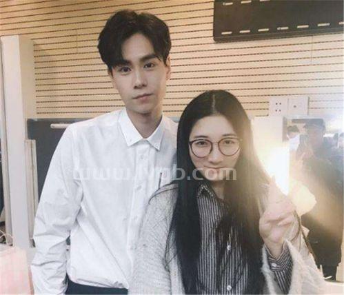 胡冰卿照片,有种“合照”叫胡一天,和谁都是“高冷范”,唯独对她一脸宠溺