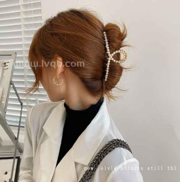 如何用大夹子夹头发(夹子怎么夹头发)